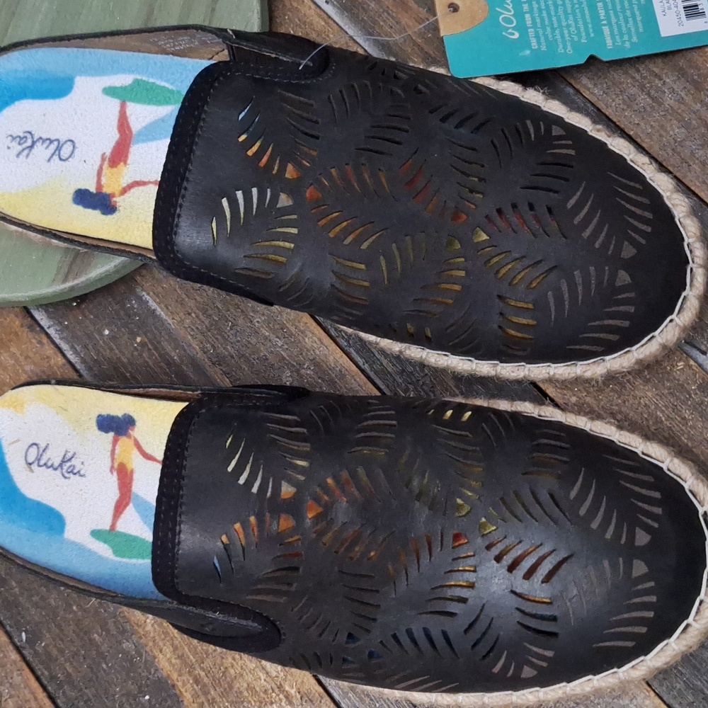🏄‍♀️OLUKAI  WOMEN SLIP ON Size 8